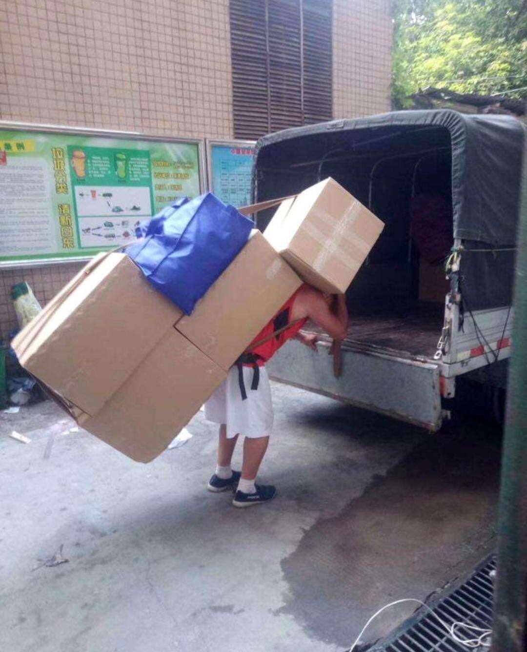 资阳工人搬运上车